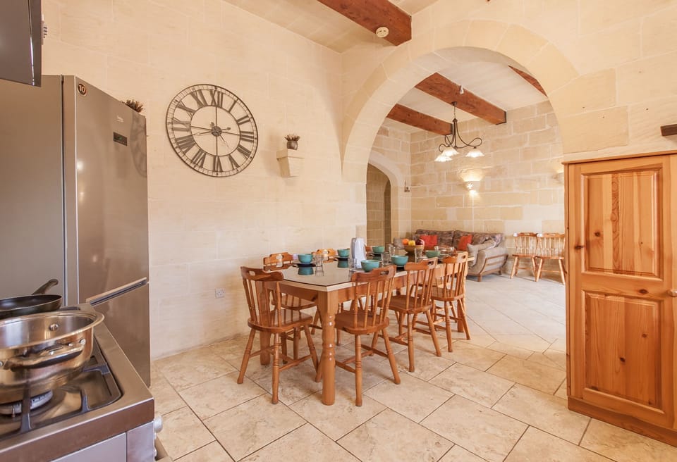 Family House, 5 Bedrooms, Refrigerator & Microwave (Centre Island Gozitan Farmhouse &) | Dining