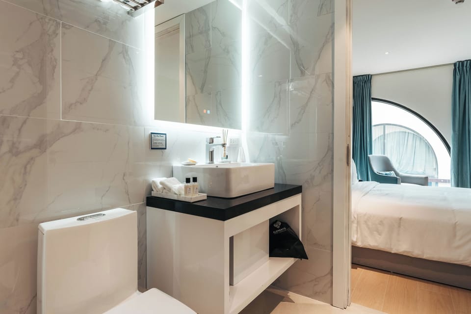Deluxe Room, 1 King Bed, Courtyard View | Bathroom | Shower, eco-friendly toiletries, hair dryer, towels