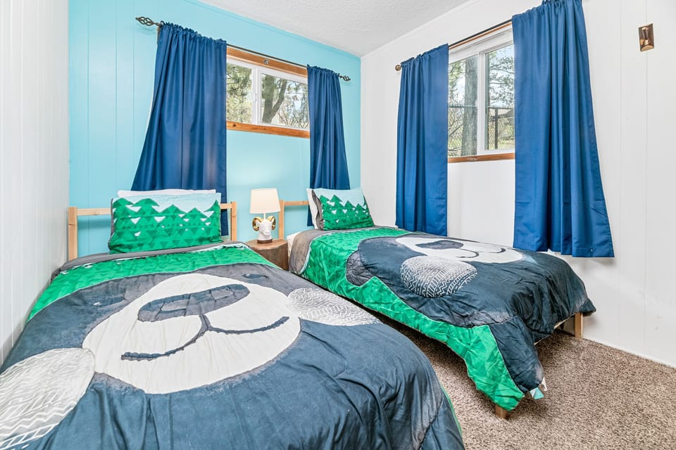 Bed room 2 has 2 single beds