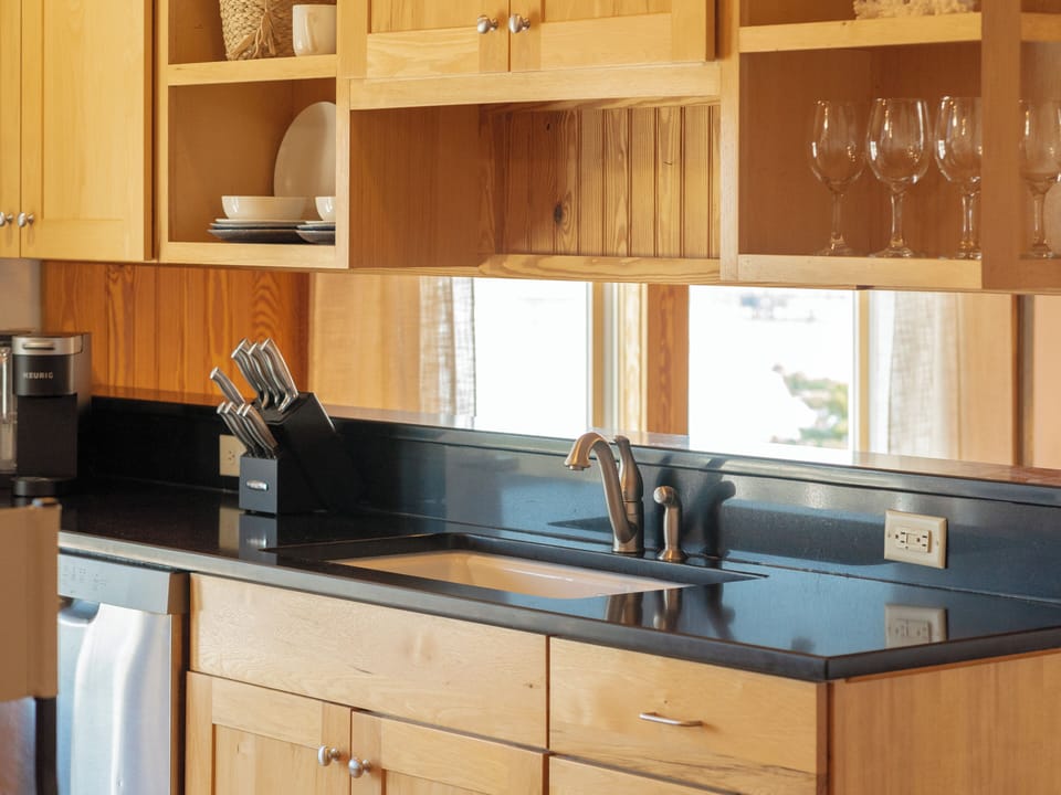 Kitchen (alternate view)