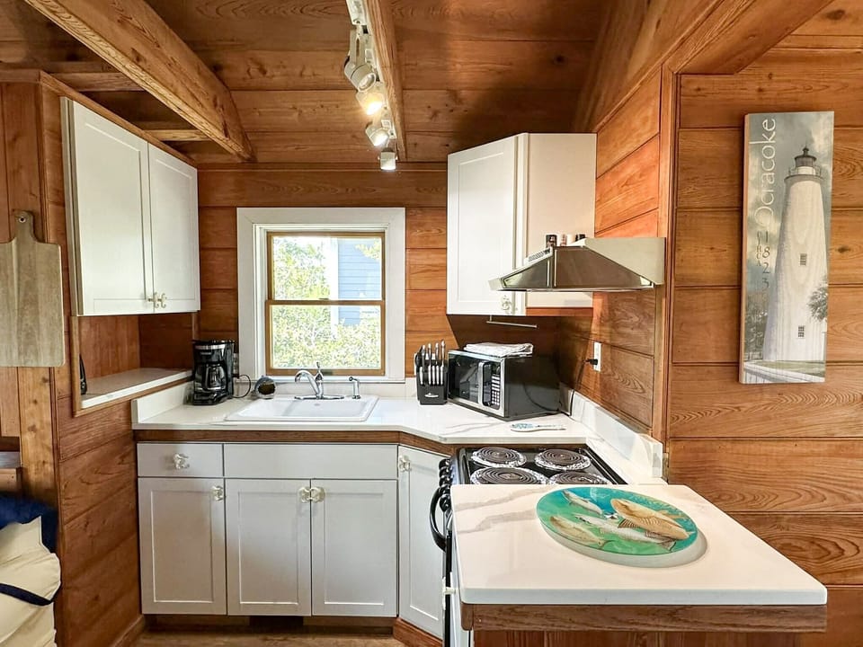 Kitchen (alternate view)