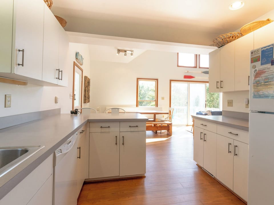 Kitchen (alternate view)