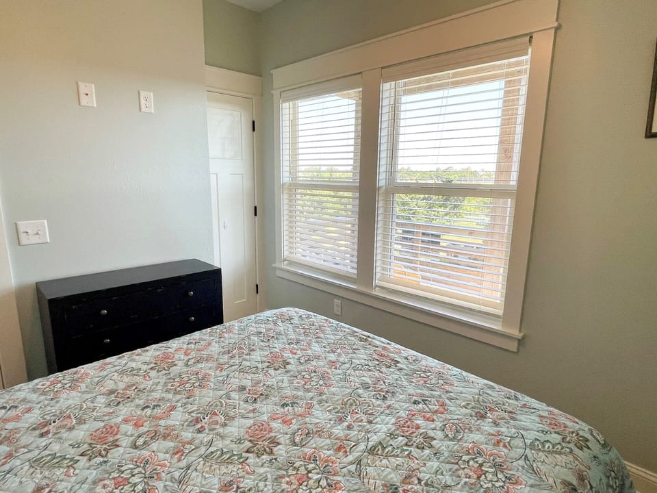 Queen Bed (alternate view)