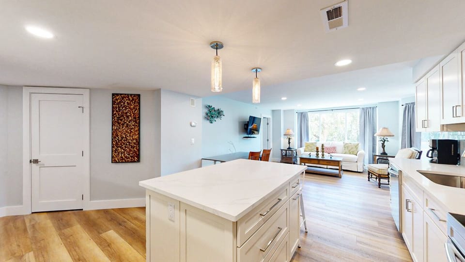 Eat-in Kitchen