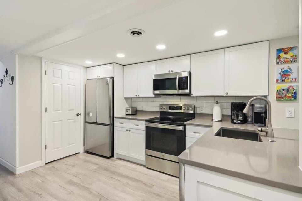 Beautifully Renovated Kitchen with Ample Counter space