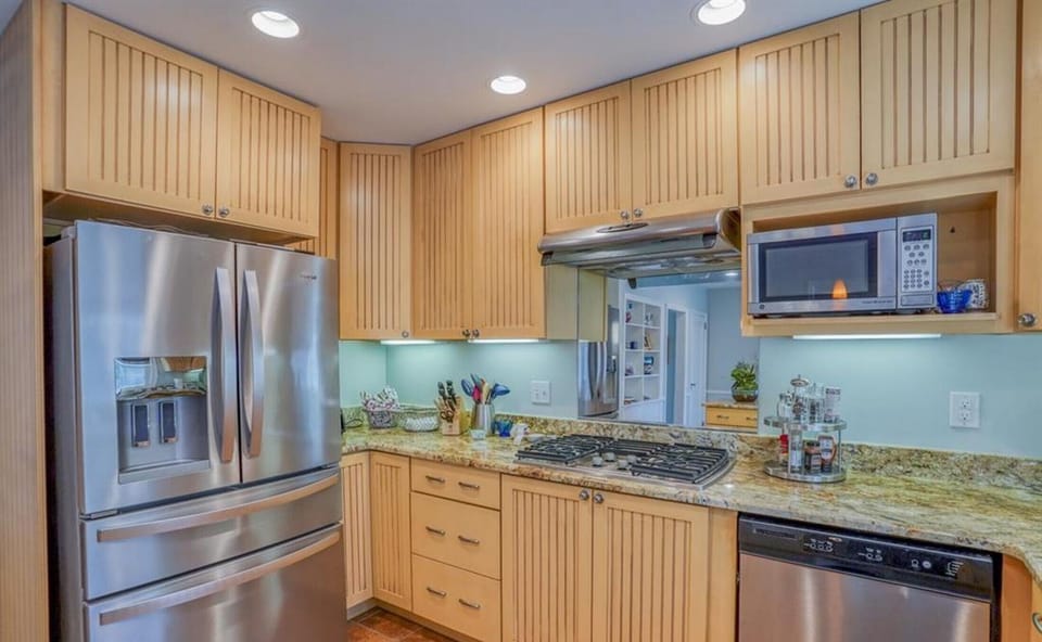 Fully stocked kitchen, with a brand new cooktop and two dishwashers!