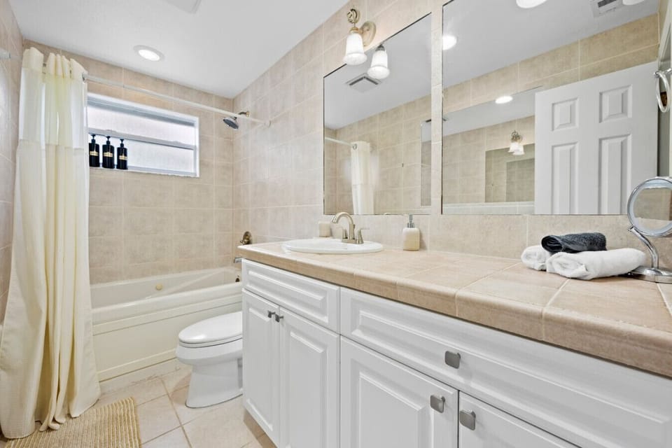Bright and clean bathroom equipped with everything needed for a comfortable stay.