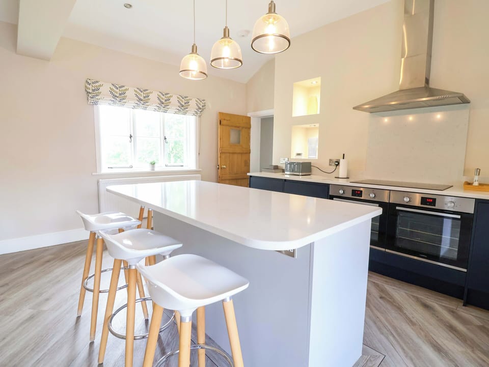 Cottage | Private kitchen | Fridge, dishwasher, electric kettle, toaster