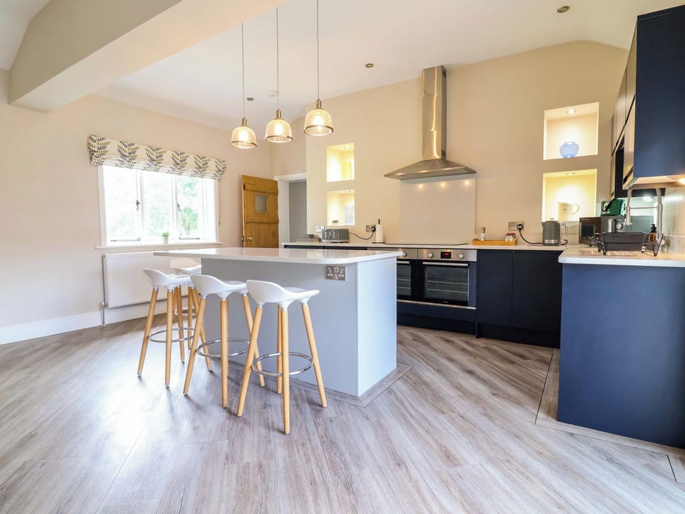 Cottage | Private kitchen | Fridge, dishwasher, electric kettle, toaster
