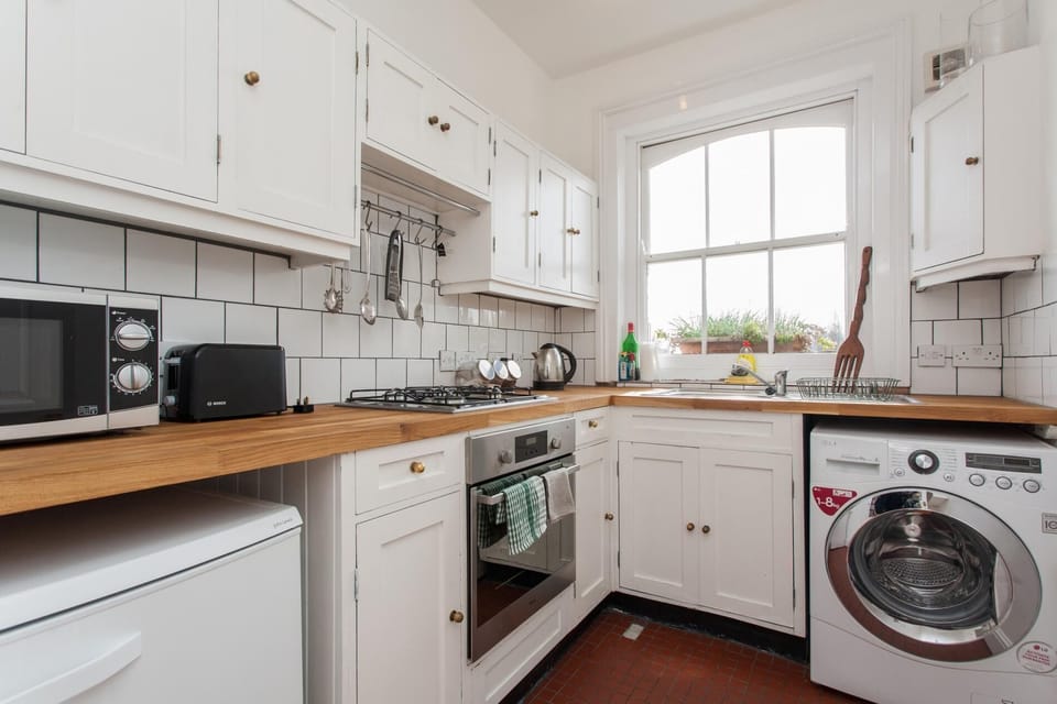 Apartment (2 Bedrooms) | Private kitchen | Microwave, oven