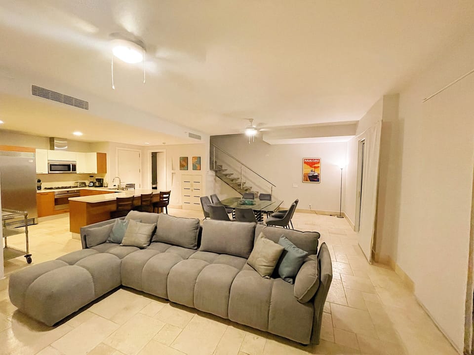 Comfortable L shaped sofa / Sofa comodo en L
