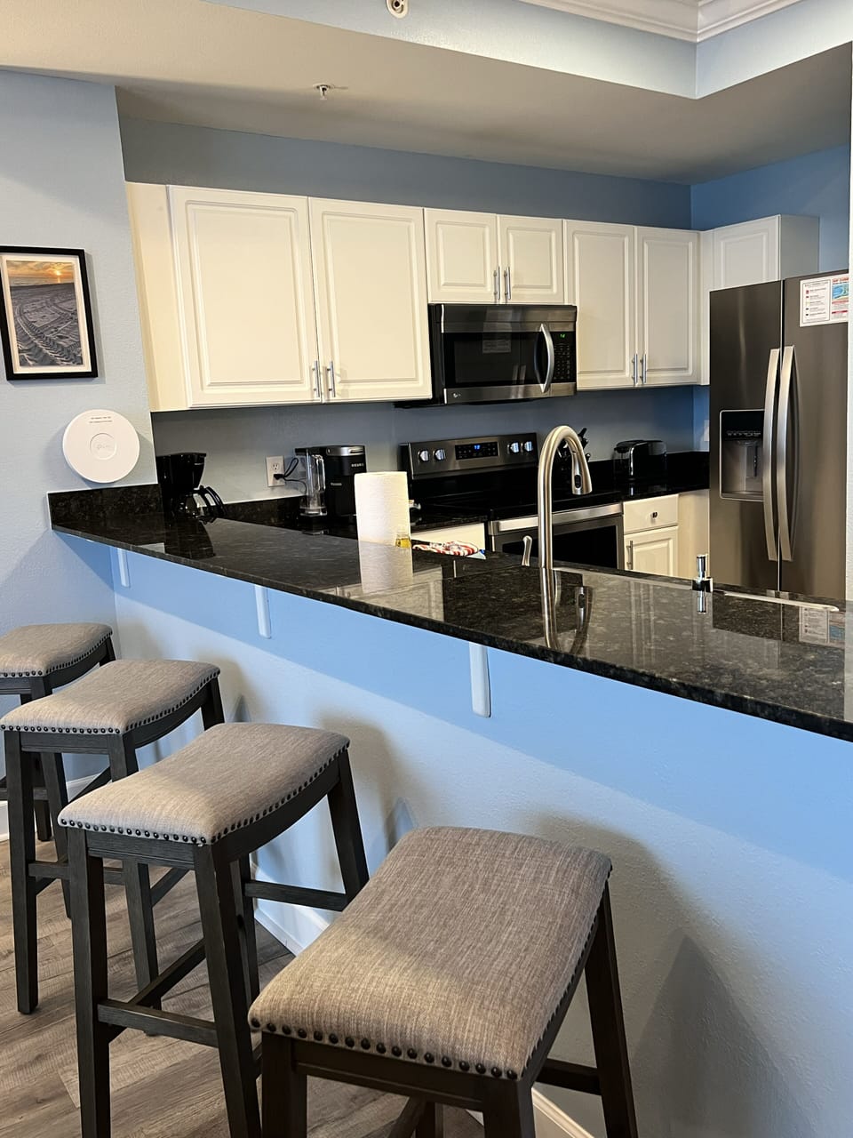 Breakfast bar area with 4 bar stools