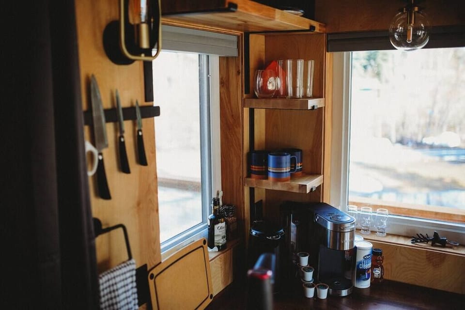 Cook and unwind in style with our fully stocked kitchen, offering convenient shelving and all the tools you need for a relaxing getaway in the heart of nature.