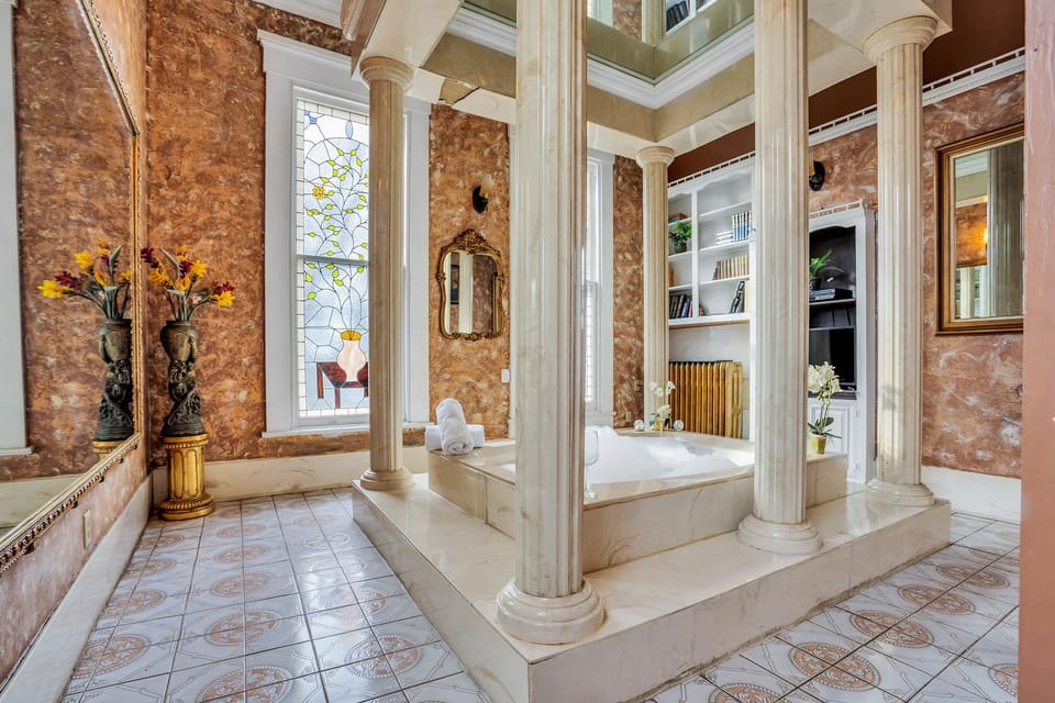 Family Friendly, Historic Mansion Row, **5 min from Louisville!** House in New Albany