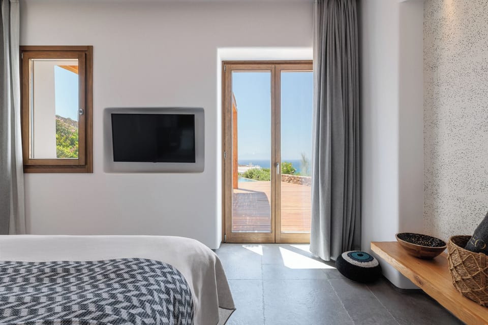 Superior Executive Suite with Private Pool & Sea View | Hypo-allergenic bedding, pillowtop beds, minibar, in-room safe