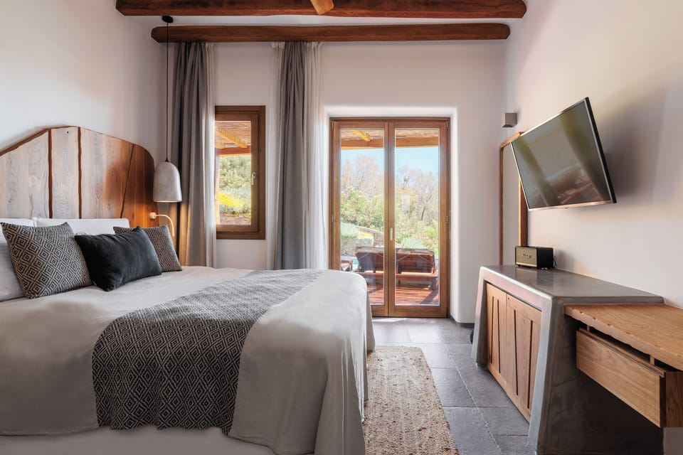 Villa with Private Pool & Sea View | Hypo-allergenic bedding, pillowtop beds, minibar, in-room safe