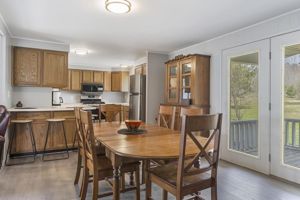 Kitchen & Dining