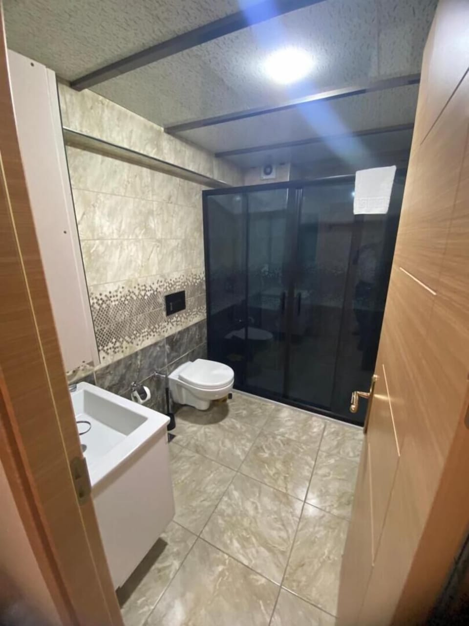 Deluxe Room | Bathroom | Shower, free toiletries, hair dryer, slippers