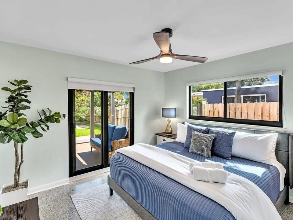 King Bed w/firm & soft pillows