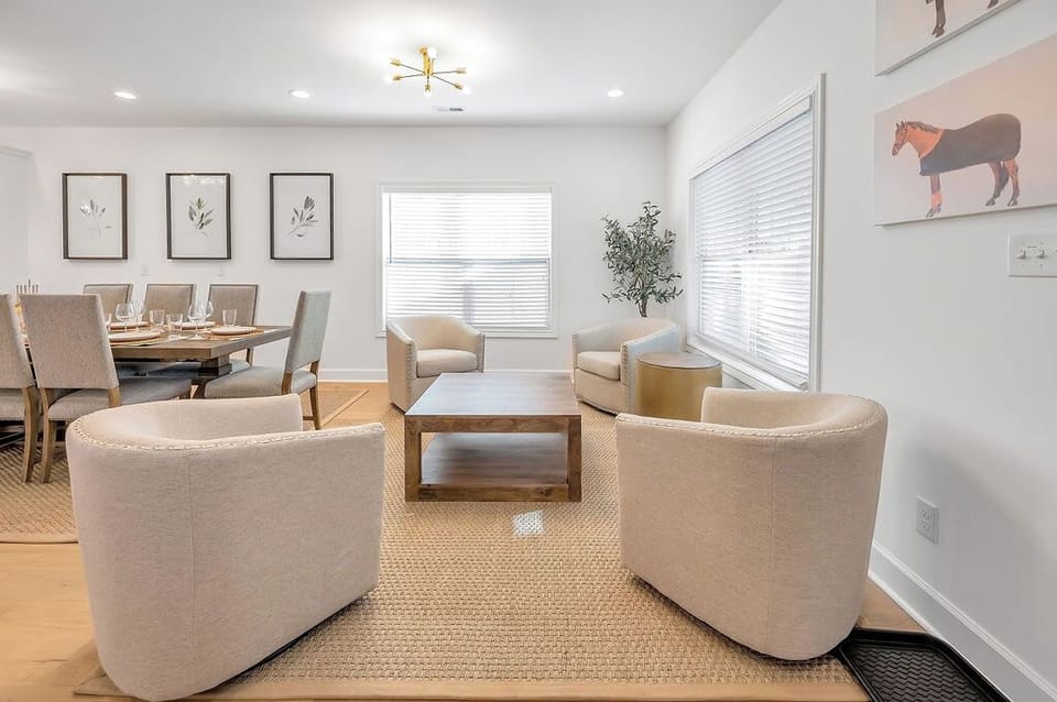 Claim the
sitting nook for a
quiet coffee or a card
game away from the
main crowd — a little
breathing room built
right in.
