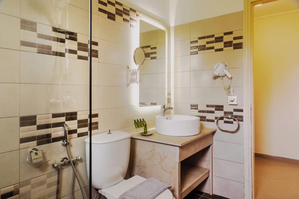 Family Apartment | Bathroom | Shower, rainfall showerhead, hair dryer, towels