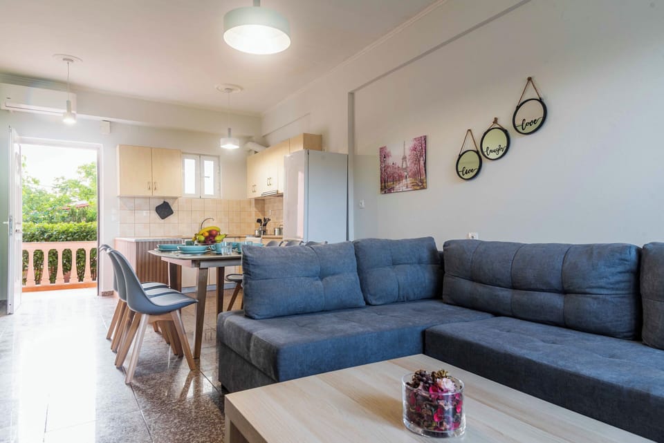 Exclusive House | Living area | 32-inch Smart TV with digital channels, TV