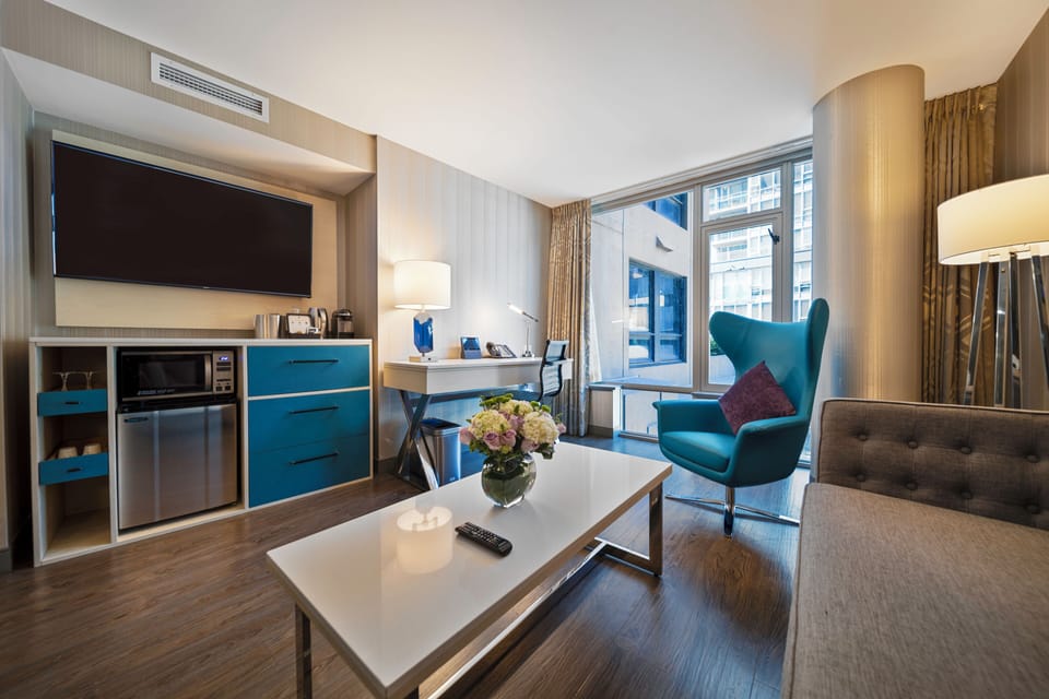 Signature Suite, 1 King Bed with Sofa bed | Living area