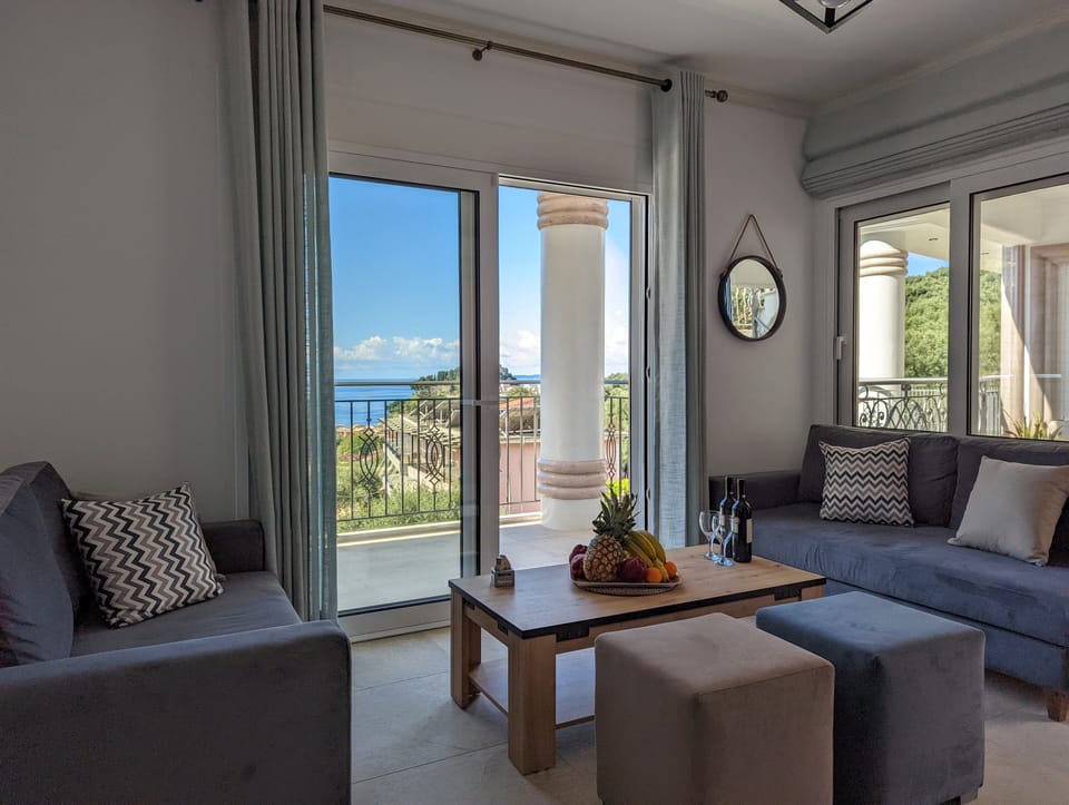 Luxury Apartment | Living room | 32-inch Smart TV with digital channels, TV