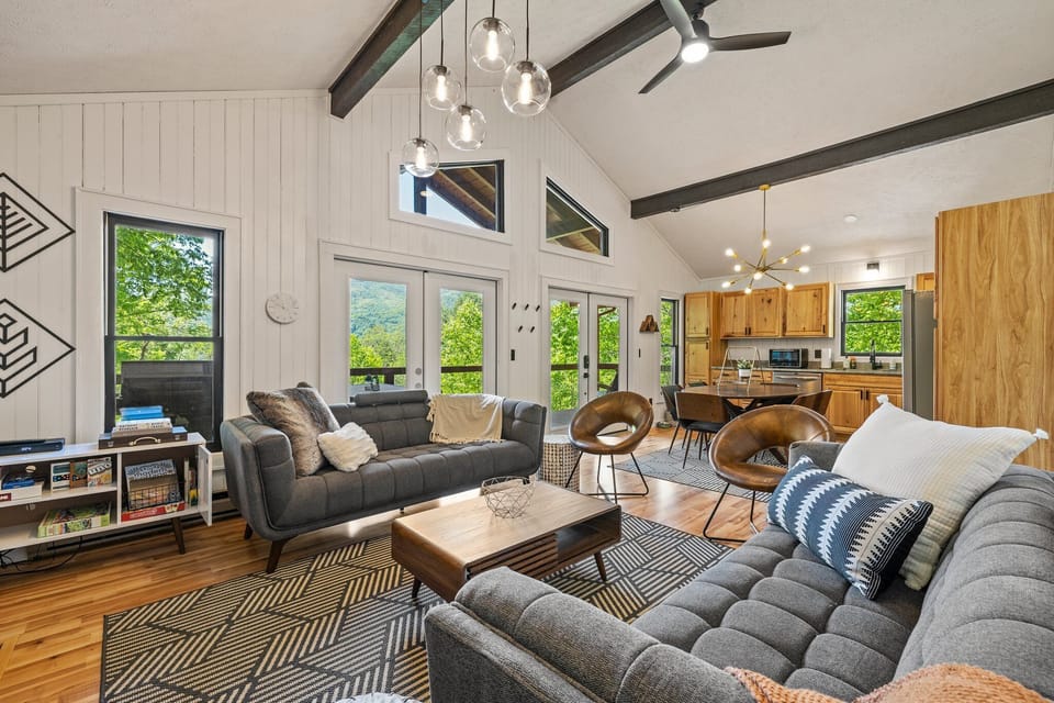 Fully Remodeled Cottage In the Heart of Maggie Valley!