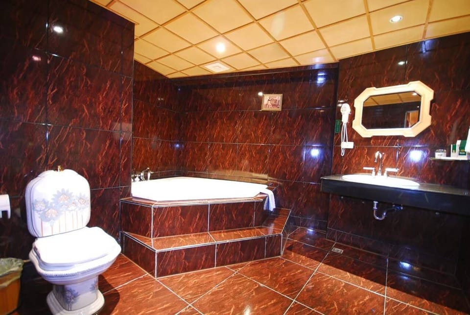 Deluxe Quadruple Room | Bathroom