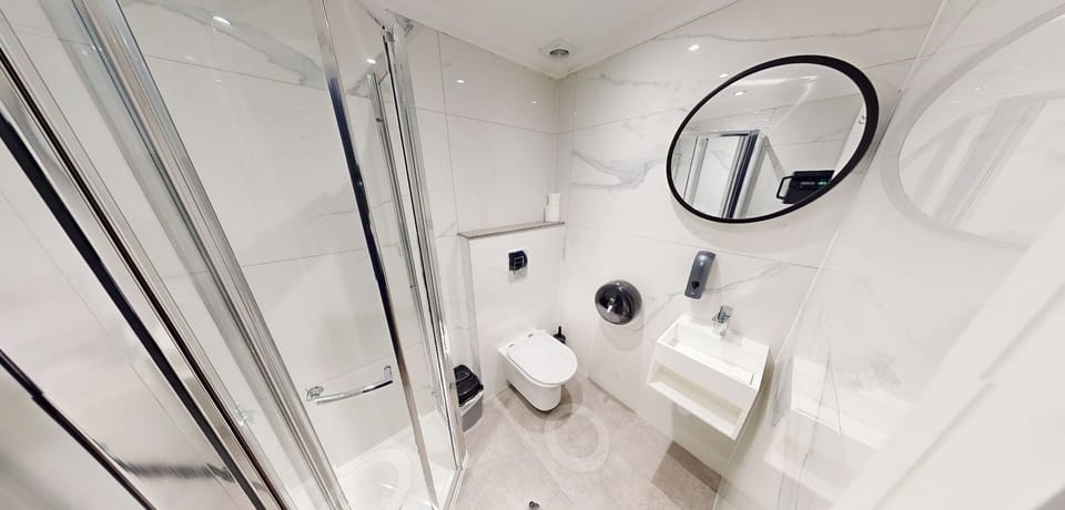 Cosy Family Studio | Bathroom | Shower, hair dryer, towels, soap