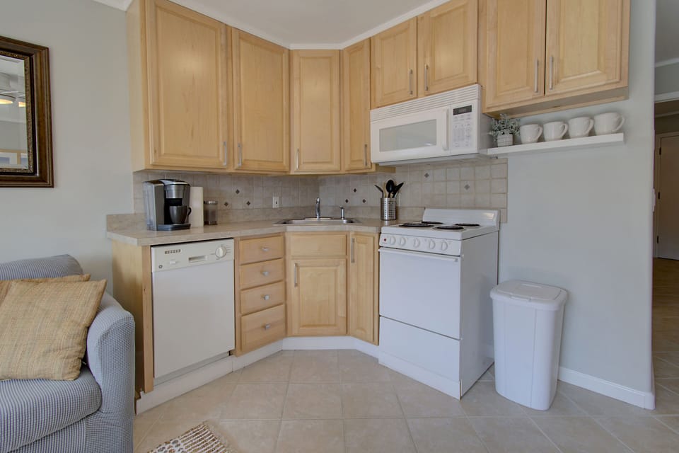 Full kitchen for those who sometimes like to eat in!