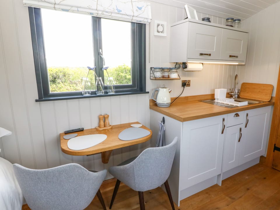 Cottage | Private kitchen | Fridge, electric kettle, cookware/dishes/utensils