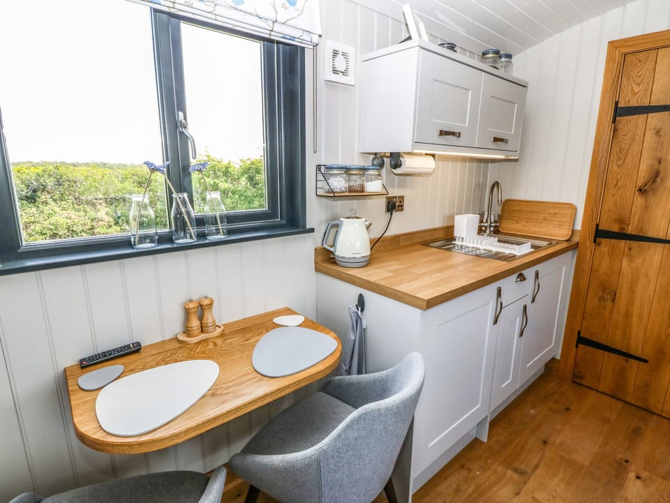 Cottage | Private kitchen | Fridge, electric kettle, cookware/dishes/utensils