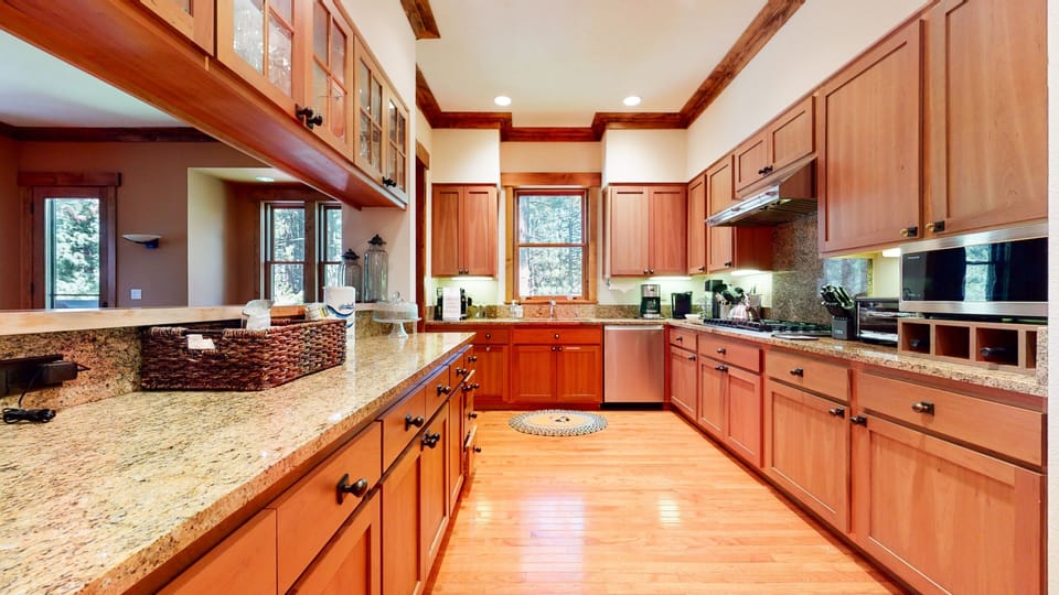 House, 6 Bedrooms | Private kitchen | Fridge, oven, coffee/tea maker, toaster