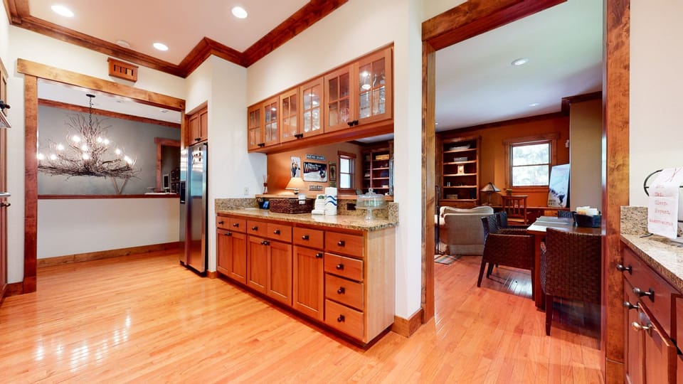 House, 6 Bedrooms | Private kitchen | Fridge, oven, coffee/tea maker, toaster