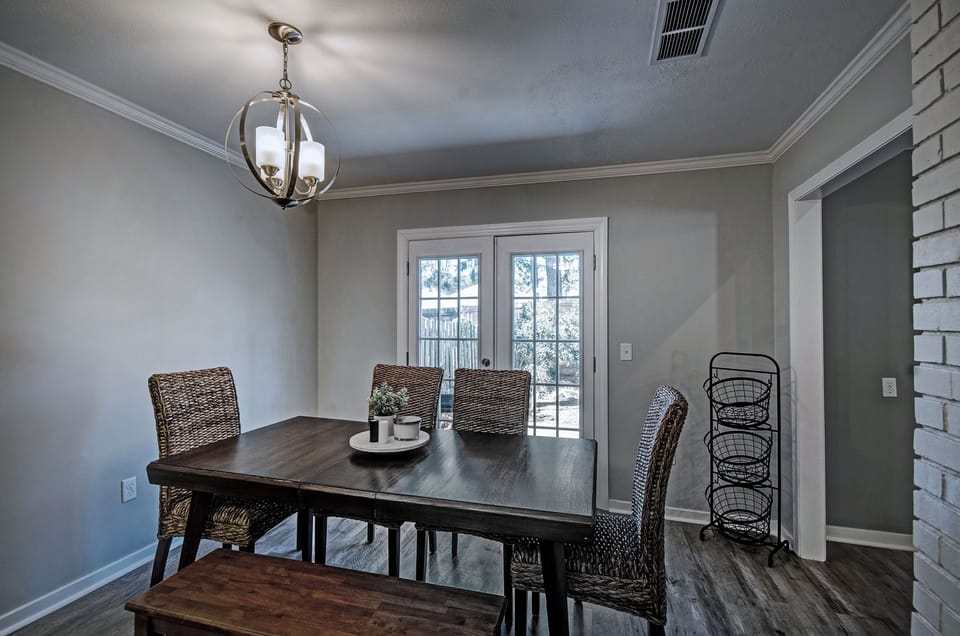 Dining room that seats 6.