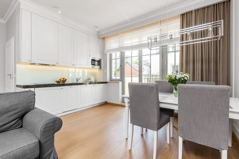 Comfort Apartment | Living area | 42-inch flat-screen TV with cable channels, TV