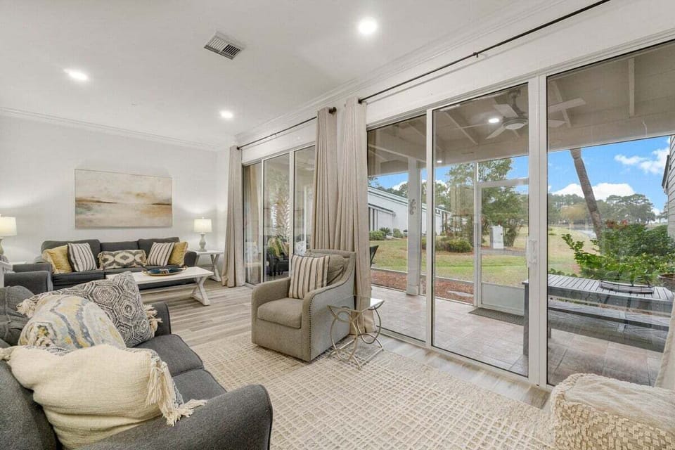 Living room & balcony access