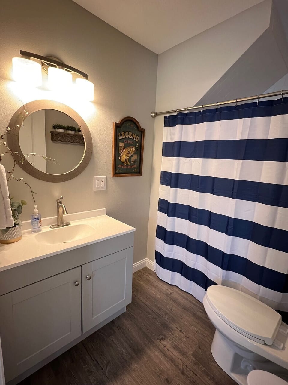 Front Full Bath with Combo Tub/Shower
