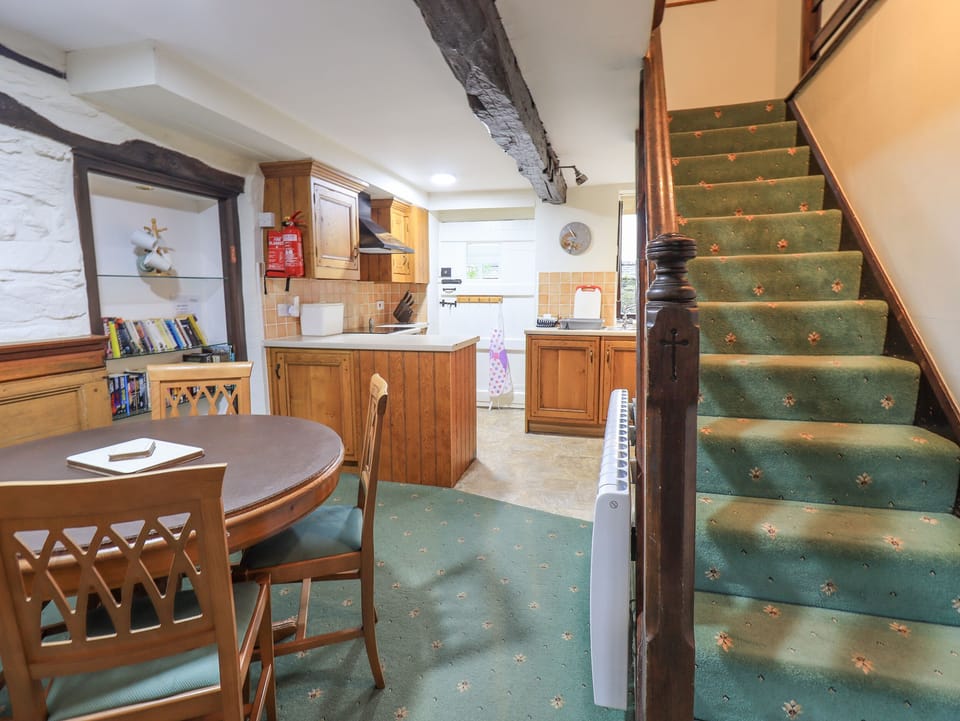 Cottage | Private kitchen | Fridge, electric kettle, toaster, cookware/dishes/utensils