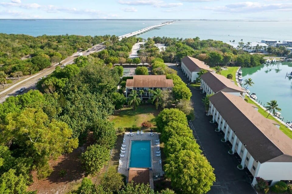 Condo just minutes from Bailey Beach, Lighthouse, and Causeway Beaches