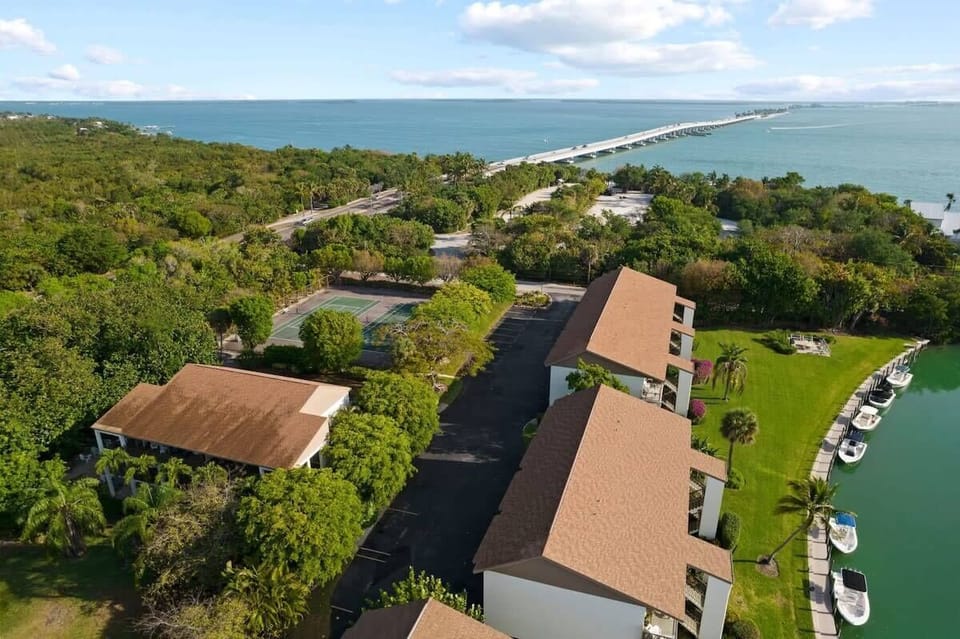 Condo just minutes from Bailey Beach, Lighthouse, and Causeway Beaches