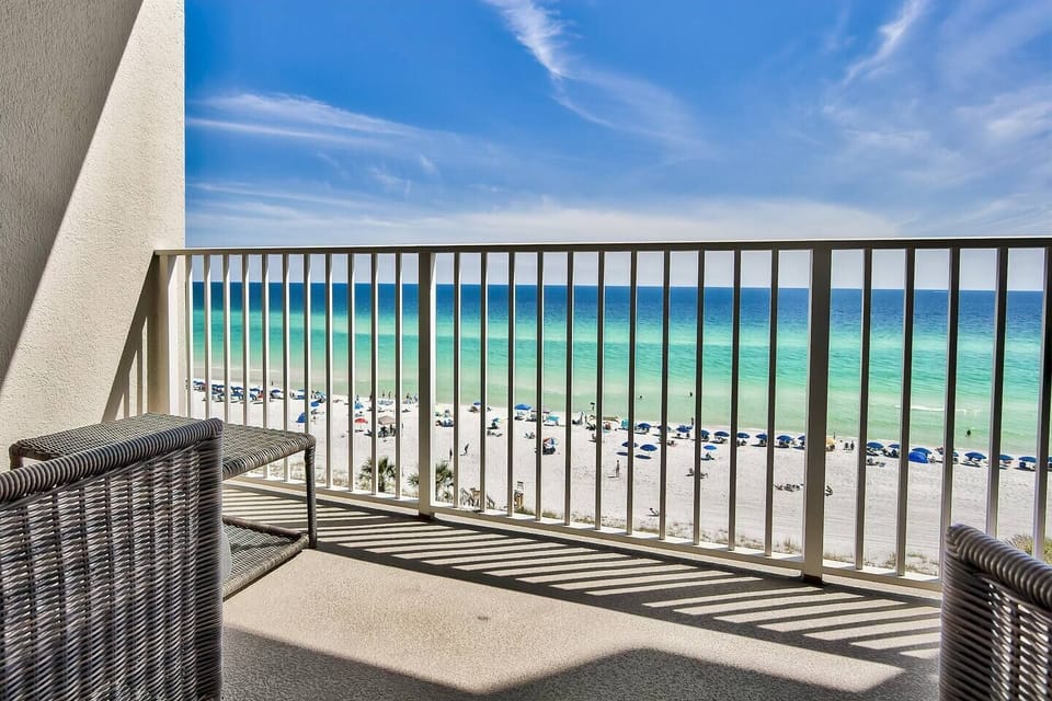 Great views from the 6th floor of the crystal clear emerald waters of the Gulf of Mexico. This is the perfect place to enjoy your morning coffee or to watch the sunsets with a cold beverage.