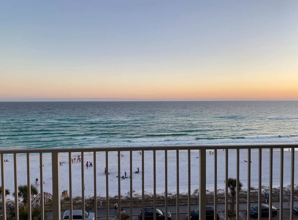 Great views from the 6th floor of the crystal clear emerald waters of the Gulf of Mexico. This is the perfect place to enjoy your morning coffee or to watch the sunsets with a cold beverage.