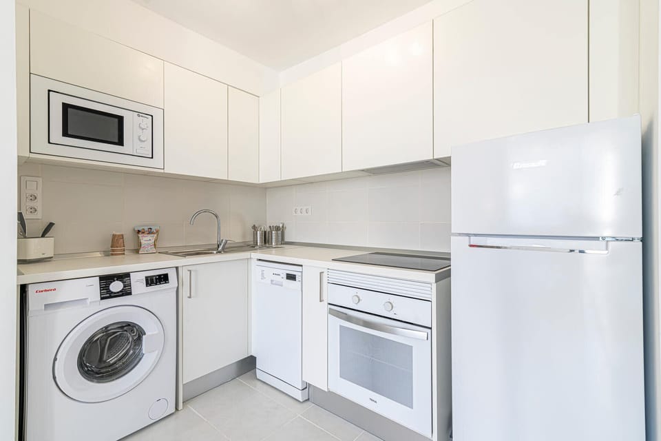 Equipped kitchen: dishwasher, oven, microwave. Perfect for 0 stress stay.