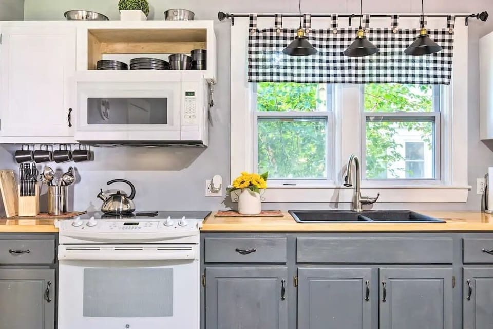 Kitchen | Microwave | Dining Ware

