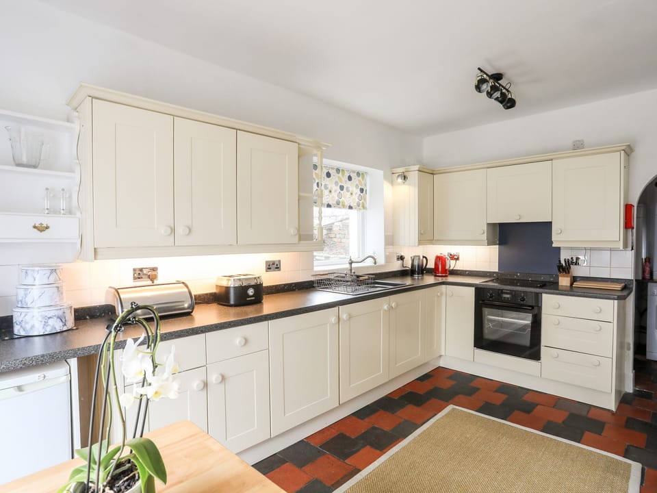 Cottage | Private kitchen | Fridge, dishwasher, electric kettle, toaster