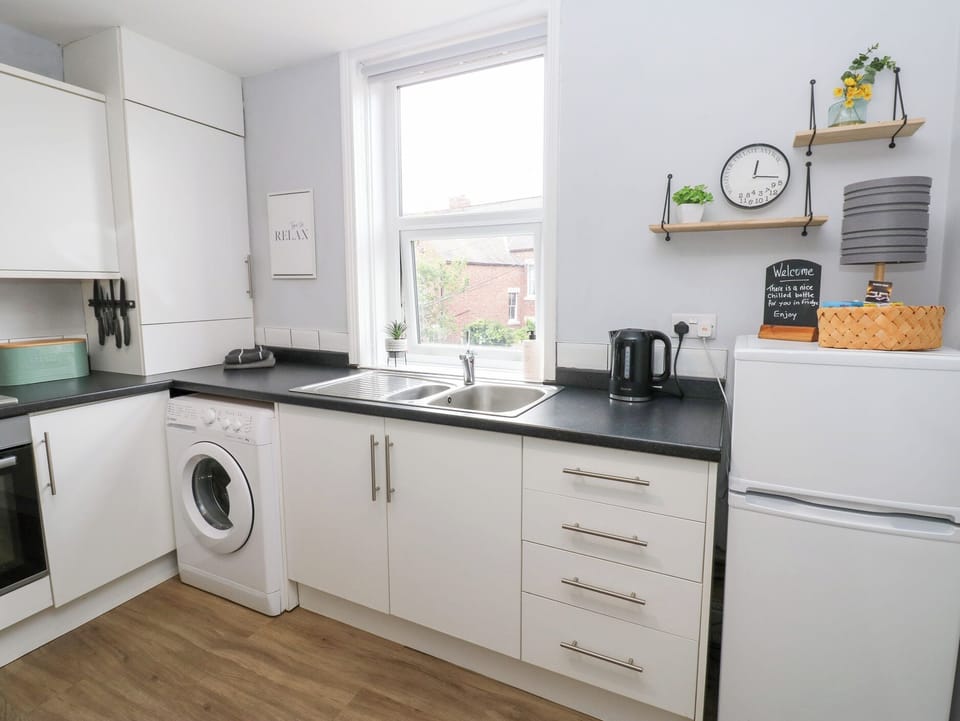 Cottage | Private kitchen | Fridge, microwave, electric kettle, toaster