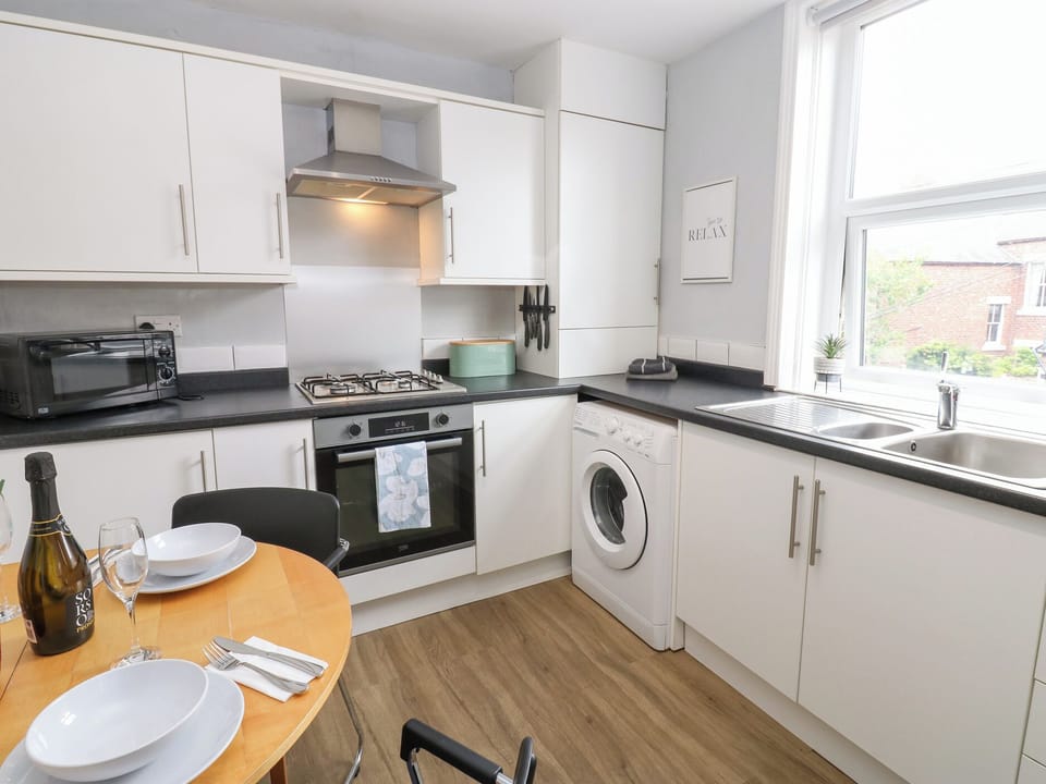 Cottage | Private kitchen | Fridge, microwave, electric kettle, toaster